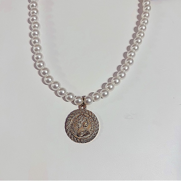 Jewelry - Faux Pearl Choker with Gold Medallion